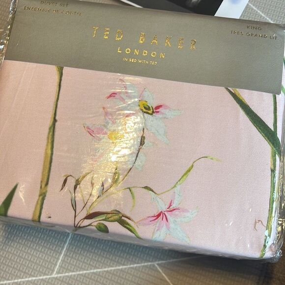 Ted Baker
Renaissance Cotton 3-Piece Duvet Cover Set. KING - Picture 6 of 6